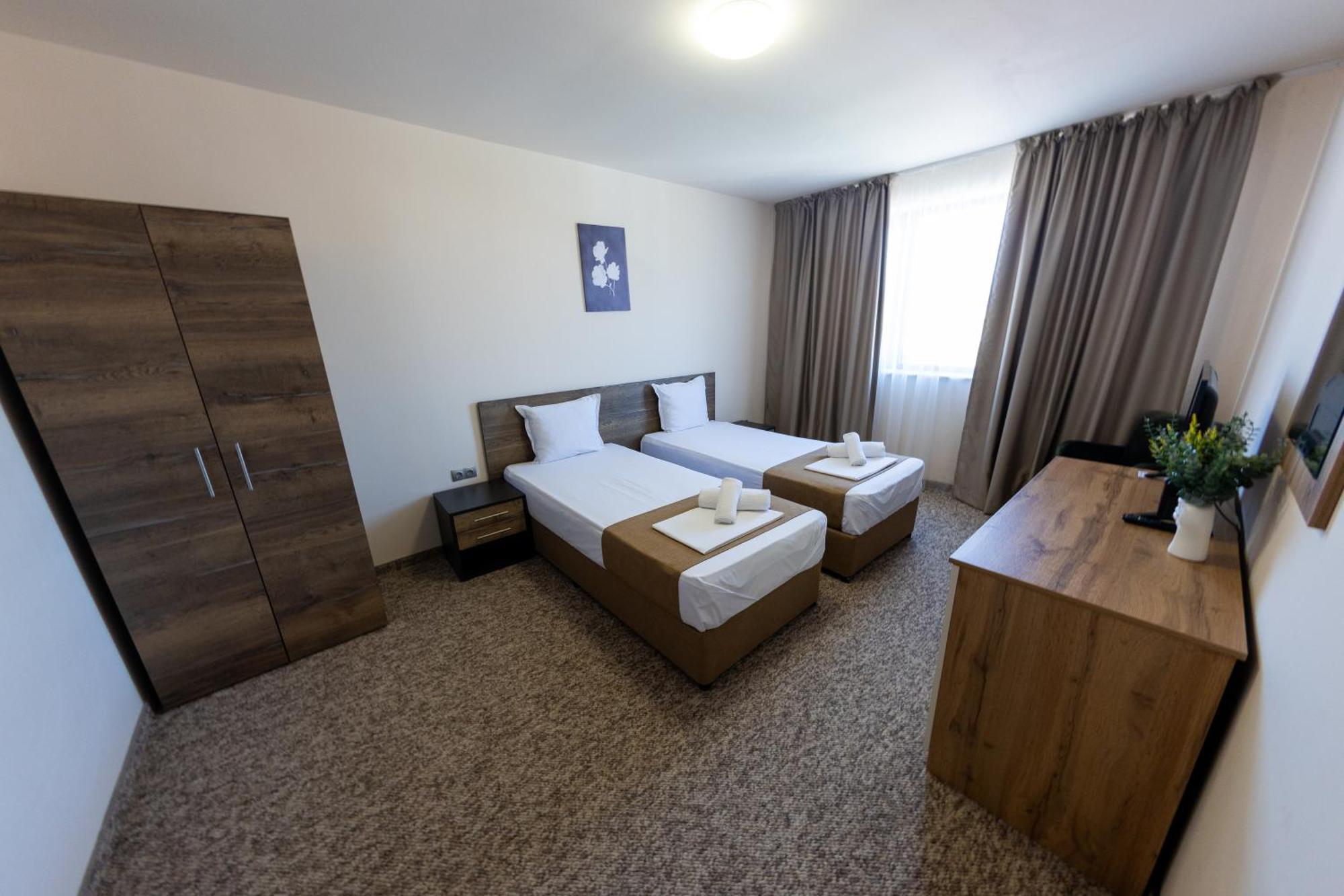 City Plaza Botevgrad Esterno foto